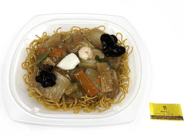セブンイレブンの旨みあん絡む 香ばし麺のあんかけ焼そばを比較する。税込価格：648円、カロリー：690kcal、1円あたりカロリー：1.06kcal/円、たんぱく質：21.1g、1円あたりたんぱく質：0.03g/円、脂質：25.3g、炭水化物：98.2g、糖質：90.8g、食物繊維：7.4g、食塩相当量：6g。オイスターソースや様々な具材の旨みが溶け込んだあんかけと香ばしく炒めた麺を組合せたあんかけ焼そばです。アレルギー：卵、小麦、えび。