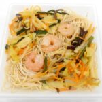 セブンイレブンの海老と野菜の焼ビーフンを比較する。税込価格：400円、カロリー：280kcal、1円あたりカロリー：0.70kcal/円、たんぱく質：6.2g、1円あたりたんぱく質：0.02g/円、脂質：8.7g、炭水化物：45.5g、糖質：42.7g、食物繊維：2.8g、食塩相当量：3.9g。海鮮の旨味と野菜の食感を楽しめるシンプルな焼ビーフンです。アレルギー：卵、乳、小麦、えび、かに。