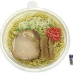 屋台風 敦賀ラーメン セブンイレブン 福井県のご当地ラーメンとして、紅生姜を盛り付けた、鶏ガラ中心の旨味ある醤油スープのラーメンです。