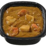 セブンイレブンのじっくり煮込んだポークカレーを比較する。税込価格：538円、カロリー：527kcal、1円あたりカロリー：0.98kcal/円、たんぱく質：15.8g、1円あたりたんぱく質：0.03g/円、脂質：8.6g、炭水化物：99.7g、糖質：93.3g、食物繊維：6.4g、食塩相当量：3.7g。豚肉とごろっとした人参とじゃがいもが入った、おうちで食べるような具材感のあるポークカレーです。アレルギー：乳、小麦。