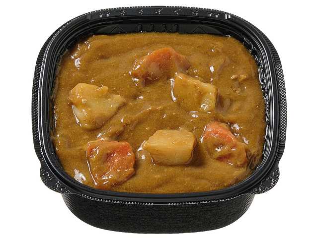 セブンイレブンのじっくり煮込んだポークカレーを比較する。税込価格：538円、カロリー：527kcal、1円あたりカロリー：0.98kcal/円、たんぱく質：15.8g、1円あたりたんぱく質：0.03g/円、脂質：8.6g、炭水化物：99.7g、糖質：93.3g、食物繊維：6.4g、食塩相当量：3.7g。豚肉とごろっとした人参とじゃがいもが入った、おうちで食べるような具材感のあるポークカレーです。アレルギー：乳、小麦。