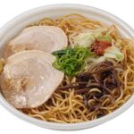 セブンイレブンの黒マー油と香ばし麺の濃厚豚骨焼ラーメンを比較する。税込価格：572円、カロリー：699kcal、1円あたりカロリー：1.22kcal/円、たんぱく質：26.4g、1円あたりたんぱく質：0.05g/円、脂質：29.2g、炭水化物：86.4g、糖質：78.9g、食物繊維：7.5g、食塩相当量：3.4g。濃厚な豚骨だれに黒マー油（焦がしにんにく油）を効かせた、香ばしい炒め麺の豚骨焼ラーメンです。アレルギー：卵、乳、小麦。