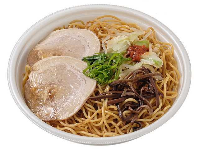 セブンイレブンの黒マー油と香ばし麺の濃厚豚骨焼ラーメンを比較する。税込価格：572円、カロリー：699kcal、1円あたりカロリー：1.22kcal/円、たんぱく質：26.4g、1円あたりたんぱく質：0.05g/円、脂質：29.2g、炭水化物：86.4g、糖質：78.9g、食物繊維：7.5g、食塩相当量：3.4g。濃厚な豚骨だれに黒マー油（焦がしにんにく油）を効かせた、香ばしい炒め麺の豚骨焼ラーメンです。アレルギー：卵、乳、小麦。