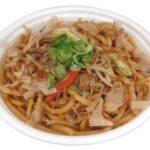 セブンイレブンのだし香る醤油焼うどんを比較する。税込価格：538円、カロリー：579kcal、1円あたりカロリー：1.08kcal/円、たんぱく質：22.3g、1円あたりたんぱく質：0.04g/円、脂質：13.4g、炭水化物：97g、糖質：87.7g、食物繊維：9.3g、食塩相当量：5.6g。たまり醤油のコクと旨みのきいた、かつお出汁風味の焼うどんです｡。アレルギー：卵、乳、小麦。