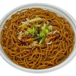 セブンイレブンのソース焼そばを比較する。税込価格：430円、カロリー：707kcal、1円あたりカロリー：1.64kcal/円、たんぱく質：18g、1円あたりたんぱく質：0.04g/円、脂質：19.1g、炭水化物：118.1g、糖質：113.4g、食物繊維：4.7g、食塩相当量：6.8g。麺をたっぷり約３３０ｇ盛付けたソース焼そばです。風味豊かなウスターソースを使用し、旨みとコクを感じられる昔ながらの味わいに仕上げました。アレルギー：卵、小麦。