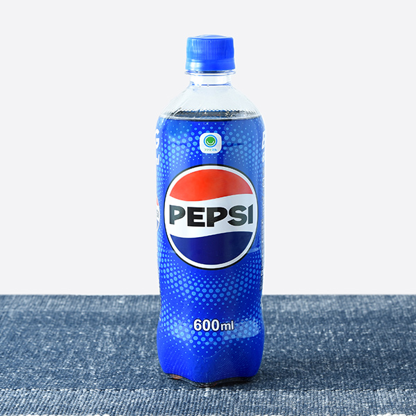 ファミリーマートのペプシコーラ 600ml。税込価格：140円。はじける刺激と爽快感のある味わいが特徴です。