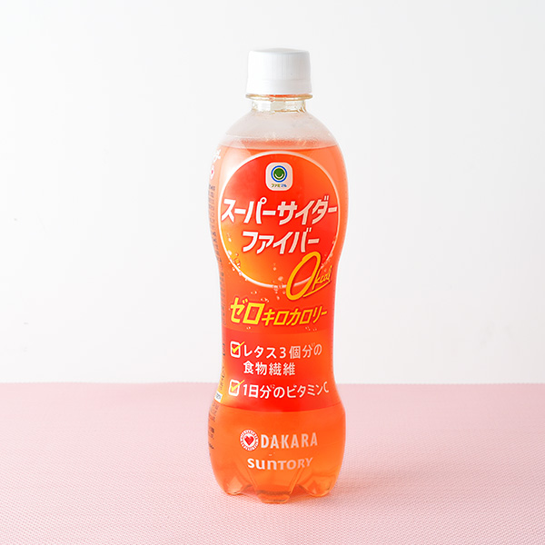 ファミリーマートのスーパーサイダーファイバー。税込価格：130円。レタス3個分の食物繊維と1日分のビタミンCを含む、豊富な栄養成分が摂れる炭酸飲料です。「カロリー・糖質・塩分」がゼロなのに、おいしく飲み続けられるすっきり爽快な味わいが特徴です。
