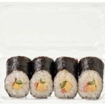 セブンイレブンのサラダ巻４巻を比較する。税込価格：430円、カロリー：338kcal、1円あたりカロリー：0.79kcal/円、たんぱく質：7.7g、1円あたりたんぱく質：0.02g/円、脂質：8.2g、炭水化物：59.7g、糖質：56.8g、食物繊維：2.9g、食塩相当量：2.4g。ツナマヨネーズ，玉ねぎ，カニカマ，玉子，胡瓜を巻いた、巻き寿司の詰め合わせです。アレルギー：卵、小麦、かに。