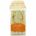 セブンイレブンの雪熟成じゃがいも使用ポテトサラダサンドを比較する。税込価格：313円、カロリー：304kcal、1円あたりカロリー：0.97kcal/円、たんぱく質：7g、1円あたりたんぱく質：0.02g/円、脂質：19g、炭水化物：30.1g、糖質：22.6g、食物繊維：7.5g、食塩相当量：1.7g。「雪熟成じゃがいも」を使用したポテトサラダに、ペッパーフレンチソースを組み合わせたサンドイッチです。アレルギー：卵、乳、小麦。