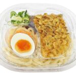 セブンイレブンの自家製揚げ玉の冷したぬきうどんを比較する。税込価格：497円、カロリー：565kcal、1円あたりカロリー：1.14kcal/円、たんぱく質：11.2g、1円あたりたんぱく質：0.02g/円、脂質：14.1g、炭水化物：99.6g、糖質：97g、食物繊維：2.6g、食塩相当量：4.9g。群馬県産小麦を配合したもっちりとした麺を、野菜や小海老を使用した揚玉と、だしがきいたつゆで食べる冷たいうどんです。アレルギー：卵、小麦、えび。