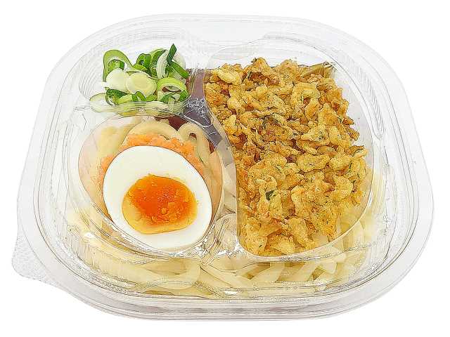 セブンイレブンの自家製揚げ玉の冷したぬきうどんを比較する。税込価格：497円、カロリー：565kcal、1円あたりカロリー：1.14kcal/円、たんぱく質：11.2g、1円あたりたんぱく質：0.02g/円、脂質：14.1g、炭水化物：99.6g、糖質：97g、食物繊維：2.6g、食塩相当量：4.9g。群馬県産小麦を配合したもっちりとした麺を、野菜や小海老を使用した揚玉と、だしがきいたつゆで食べる冷たいうどんです。アレルギー：卵、小麦、えび。