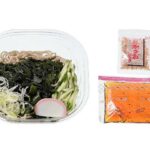 セブンイレブンの冷しぶっかけわかめそばを比較する。税込価格：464円、カロリー：300kcal、1円あたりカロリー：0.65kcal/円、たんぱく質：15.8g、1円あたりたんぱく質：0.03g/円、脂質：2.7g、炭水化物：55.9g、糖質：50.1g、食物繊維：5.8g、食塩相当量：3.6g。粗挽き，細挽きのそば粉を使用し、そばの風味としなやかなのど越しを味わえる商品です。具材はわかめ，きゅうり，蒲鉾，ねぎを盛り付け、小袋のかつお節を組合せました。アレルギー：卵、小麦、そば。