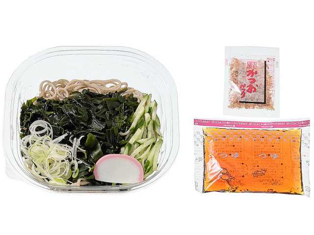 セブンイレブンの冷しぶっかけわかめそばを比較する。税込価格：464円、カロリー：300kcal、1円あたりカロリー：0.65kcal/円、たんぱく質：15.8g、1円あたりたんぱく質：0.03g/円、脂質：2.7g、炭水化物：55.9g、糖質：50.1g、食物繊維：5.8g、食塩相当量：3.6g。粗挽き，細挽きのそば粉を使用し、そばの風味としなやかなのど越しを味わえる商品です。具材はわかめ，きゅうり，蒲鉾，ねぎを盛り付け、小袋のかつお節を組合せました。アレルギー：卵、小麦、そば。