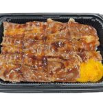セブンイレブンの炭火焼き牛カルビ弁当を比較する。税込価格：754円、カロリー：682kcal、1円あたりカロリー：0.90kcal/円、たんぱく質：17.9g、1円あたりたんぱく質：0.02g/円、脂質：18.6g、炭水化物：111g、糖質：110.3g、食物繊維：0.7g、食塩相当量：2.7g。炭火で香ばしく焼き上げた牛カルビに、フルーツの甘みが感じられるタレをかけたご飯の進むお弁当です。アレルギー：卵、小麦。