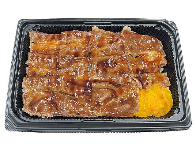 セブンイレブンの炭火焼き牛カルビ弁当を比較する。税込価格：754円、カロリー：682kcal、1円あたりカロリー：0.90kcal/円、たんぱく質：17.9g、1円あたりたんぱく質：0.02g/円、脂質：18.6g、炭水化物：111g、糖質：110.3g、食物繊維：0.7g、食塩相当量：2.7g。炭火で香ばしく焼き上げた牛カルビに、フルーツの甘みが感じられるタレをかけたご飯の進むお弁当です。アレルギー：卵、小麦。
