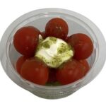 ミニトマトとチーズのバジルサラダ セブンイレブン たっぷりのミニトマト、クリームチーズにバジルソースをかけたおつまみにもサラダにもなる仕立てです。