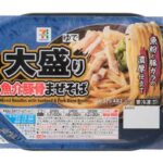セブンイレブンの７プレミアム 大盛り魚介豚骨まぜそばを比較する。税込価格：397円、カロリー：482kcal、1円あたりカロリー：1.21kcal/円、たんぱく質：20.6g、1円あたりたんぱく質：0.05g/円、脂質：6.8g、炭水化物：87g、糖質：82.1g、食物繊維：4.9g、食塩相当量：5g。濃厚な魚粉と豚ガラのうま味が味わえる大盛り魚介豚骨まぜそばです。アレルギー：卵、乳、小麦、えび。