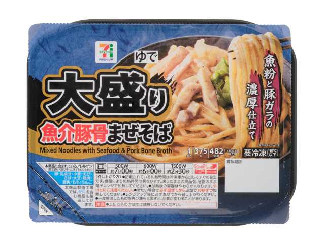 セブンイレブンの７プレミアム 大盛り魚介豚骨まぜそばを比較する。税込価格：397円、カロリー：482kcal、1円あたりカロリー：1.21kcal/円、たんぱく質：20.6g、1円あたりたんぱく質：0.05g/円、脂質：6.8g、炭水化物：87g、糖質：82.1g、食物繊維：4.9g、食塩相当量：5g。濃厚な魚粉と豚ガラのうま味が味わえる大盛り魚介豚骨まぜそばです。アレルギー：卵、乳、小麦、えび。