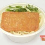 セブンイレブンの染み～るお揚げのきつねうどんを比較する。税込価格：464円、カロリー：396kcal、1円あたりカロリー：0.85kcal/円、たんぱく質：13.9g、1円あたりたんぱく質：0.03g/円、脂質：7.7g、炭水化物：69.6g、糖質：66g、食物繊維：3.6g、食塩相当量：5.4g。関西の嗜好に合わせたもちもちとした食感のうどんに、お揚げがのったきつねうどんです。関西風のおだしが染みたお揚げを食べていただける商品です。アレルギー：小麦。