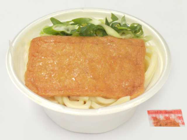 セブンイレブンの染み～るお揚げのきつねうどんを比較する。税込価格：464円、カロリー：396kcal、1円あたりカロリー：0.85kcal/円、たんぱく質：13.9g、1円あたりたんぱく質：0.03g/円、脂質：7.7g、炭水化物：69.6g、糖質：66g、食物繊維：3.6g、食塩相当量：5.4g。関西の嗜好に合わせたもちもちとした食感のうどんに、お揚げがのったきつねうどんです。関西風のおだしが染みたお揚げを食べていただける商品です。アレルギー：小麦。