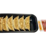 セブンイレブンの宇都宮餃子会監修 野菜焼餃子を比較する。税込価格：279円、カロリー：280kcal、1円あたりカロリー：1.00kcal/円、たんぱく質：11g、1円あたりたんぱく質：0.04g/円、脂質：9.4g、炭水化物：39.7g、糖質：36g、食物繊維：3.7g、食塩相当量：2.6g。宇都宮餃子会監修の野菜餃子です。シャキシャキとした野菜の食感と、粗みじんにした生姜の香りが特長です。アレルギー：卵、小麦。