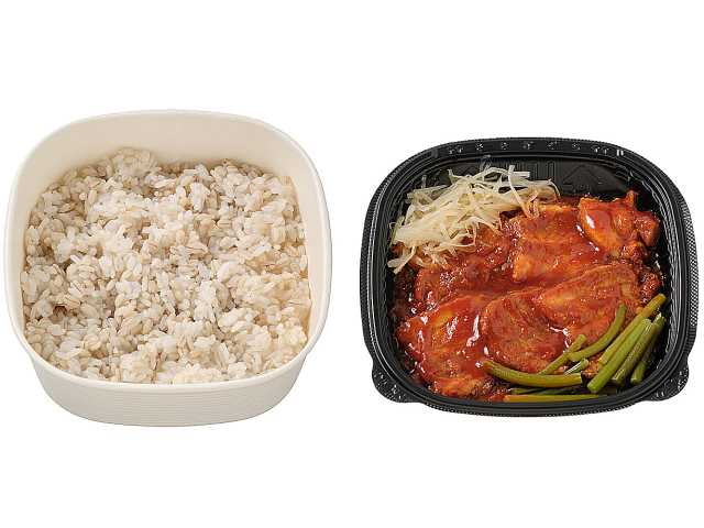 旨辛コチュジャンサムギョプサル（もち麦） セブンイレブン 韓国料理の定番のサムギョプサルを旨辛いコチュジャンダレで味わう丼ぶりです。
