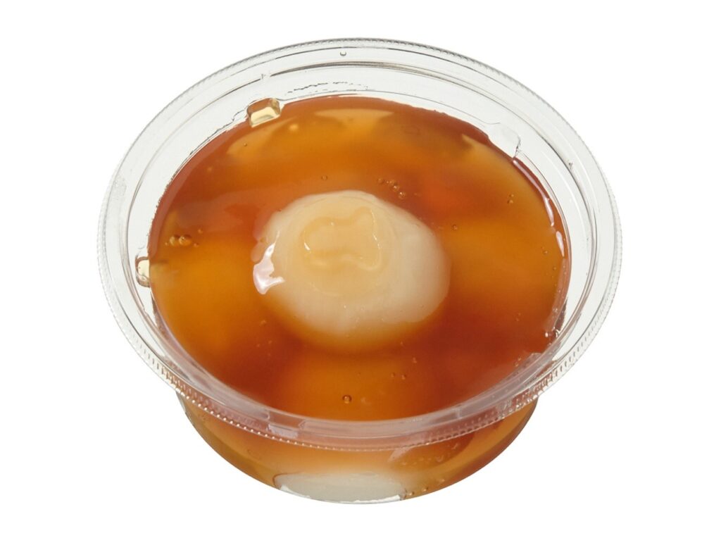 セブンイレブンのもっちりみたらし団子を比較する。税込価格：238円、カロリー：282kcal、1円あたりカロリー：1.19kcal/円、たんぱく質：3g、1円あたりたんぱく質：0.01g/円、脂質：0.5g、炭水化物：66.6g、糖質：66.3g、食物繊維：0.3g、食塩相当量：1.1g。旨味と塩味の効いたさっぱりとした味わいのタレで食べる、カップに入ったみたらし団子です。アレルギー：小麦。