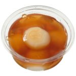 セブンイレブンのもっちりみたらし団子を比較する。税込価格：238円、カロリー：282kcal、1円あたりカロリー：1.19kcal/円、たんぱく質：3g、1円あたりたんぱく質：0.01g/円、脂質：0.5g、炭水化物：66.6g、糖質：66.3g、食物繊維：0.3g、食塩相当量：1.1g。旨味と塩味の効いたさっぱりとした味わいのタレで食べる、カップに入ったみたらし団子です。アレルギー：小麦。