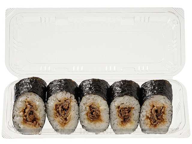 セブンイレブンの牛焼肉マヨネーズ巻５巻を比較する。税込価格：538円、カロリー：579kcal、1円あたりカロリー：1.08kcal/円、たんぱく質：12g、1円あたりたんぱく質：0.02g/円、脂質：22.3g、炭水化物：84.5g、糖質：80.8g、食物繊維：3.7g、食塩相当量：4.3g。フルーツの甘味とにんにく等を加えた甘辛いタレで炒めた牛焼肉と、マヨネーズを組み合わせました。アレルギー：卵、小麦。