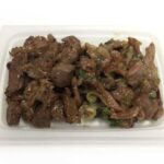 セブンイレブンの２種の砂肝焼き 黒胡椒＆ねぎ塩を比較する。税込価格：389円、カロリー：160kcal、1円あたりカロリー：0.41kcal/円、たんぱく質：25.7g、1円あたりたんぱく質：0.07g/円、脂質：4.8g、炭水化物：3.7g、糖質：3.4g、食物繊維：0.3g、食塩相当量：1.8g。居酒屋などで幅広い客層に人気のある砂肝を使用したおつまみの品揃えです。黒胡椒とねぎ塩の２種類の味を楽しめます。アレルギー：卵、小麦。