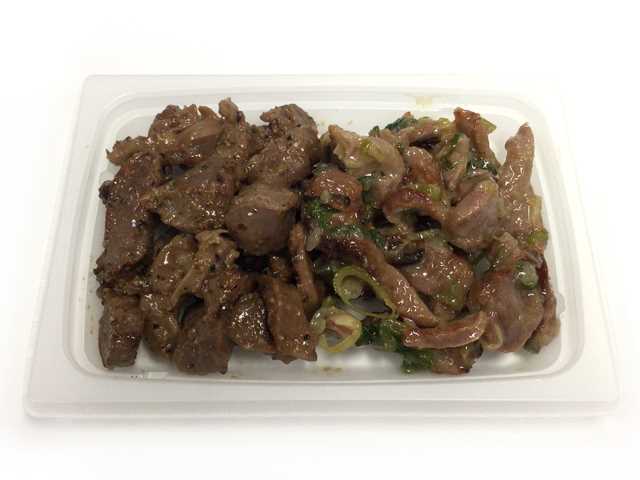 セブンイレブンの２種の砂肝焼き 黒胡椒＆ねぎ塩を比較する。税込価格：389円、カロリー：160kcal、1円あたりカロリー：0.41kcal/円、たんぱく質：25.7g、1円あたりたんぱく質：0.07g/円、脂質：4.8g、炭水化物：3.7g、糖質：3.4g、食物繊維：0.3g、食塩相当量：1.8g。居酒屋などで幅広い客層に人気のある砂肝を使用したおつまみの品揃えです。黒胡椒とねぎ塩の２種類の味を楽しめます。アレルギー：卵、小麦。
