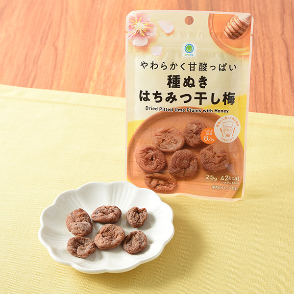 ファミリーマートのやわらかく甘酸っぱい種ぬきはちみつ干し梅を比較する。税込価格：198円。やわらかく甘酸っぱい味わいの種ぬきはちみつ干し梅です。