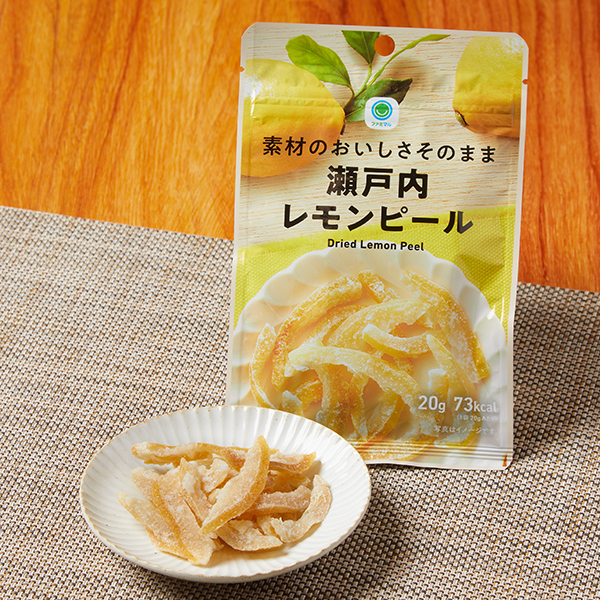 ファミリーマートの素材のおいしさそのまま瀬戸内レモンピールを比較する。税込価格：180円。瀬戸内レモンの果皮を使用した、素材のおいしさをそのまま味わえるレモンピールです。