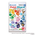 ポケモン Poké-Charmカラーマスコット ファミリーマート 「ポケモン」のツインチャームです。 ポケモンとボール形デザインのアクリルチャームが2個付いた仕様です。 【種類数】 全10種 ＜ラインナップ＞ ・ピカチュウ ・イーブイ ・フシギダネ ・ヒトカゲ ・ゼニガメ ・ヤドン ・ゲンガー ・メタモン ・カイリュー ・ミュウ 【サイズ】 ポケモン形チャーム：約H40mm ボール形チャーム：約直径20mm 【素材】 アクリル。