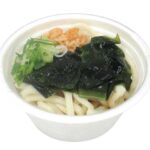 セブンイレブンのミニわかめうどん。税込価格：346円、カロリー：223kcal、たんぱく質：5.4g、脂質：3.4g、炭水化物：44g、糖質：41.3g、食物繊維：2.7g、食塩相当量：3.1g。わかめの風味と食感を味わうことができるミニタイプのうどんです。アレルギー：卵、小麦、えび。