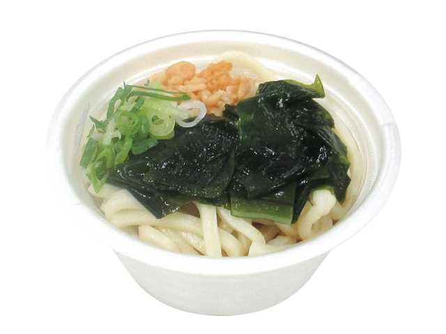 セブンイレブンのミニわかめうどん。税込価格：346円、カロリー：223kcal、たんぱく質：5.4g、脂質：3.4g、炭水化物：44g、糖質：41.3g、食物繊維：2.7g、食塩相当量：3.1g。わかめの風味と食感を味わうことができるミニタイプのうどんです。アレルギー：卵、小麦、えび。