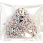 ゆかりおむすび セブンイレブン 旨味感じるだし飯にゆかりを混ぜ込んだおむすび。