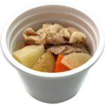 セブンイレブンの具だくさんぶた汁 道産豚肉使用を比較する。税込価格：354円、カロリー：189kcal、1円あたりカロリー：0.53kcal/円、たんぱく質：9.7g、1円あたりたんぱく質：0.03g/円、脂質：7.7g、炭水化物：22g、糖質：18.3g、食物繊維：3.7g、食塩相当量：2.4g。豚肉やじゃがいもなどの具材を入れた、コク深い味わいで食べ応えのある豚汁です。アレルギー：なし。
