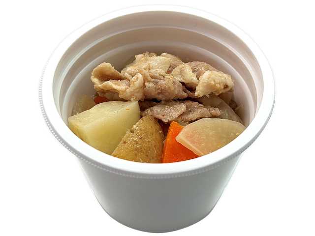 セブンイレブンの具だくさんぶた汁 道産豚肉使用を比較する。税込価格：354円、カロリー：189kcal、1円あたりカロリー：0.53kcal/円、たんぱく質：9.7g、1円あたりたんぱく質：0.03g/円、脂質：7.7g、炭水化物：22g、糖質：18.3g、食物繊維：3.7g、食塩相当量：2.4g。豚肉やじゃがいもなどの具材を入れた、コク深い味わいで食べ応えのある豚汁です。アレルギー：なし。