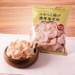 ファミリーマートのふわっと揚げ 濃厚海老味。税込価格：138円。口どけやわらかなお米のチップスです。