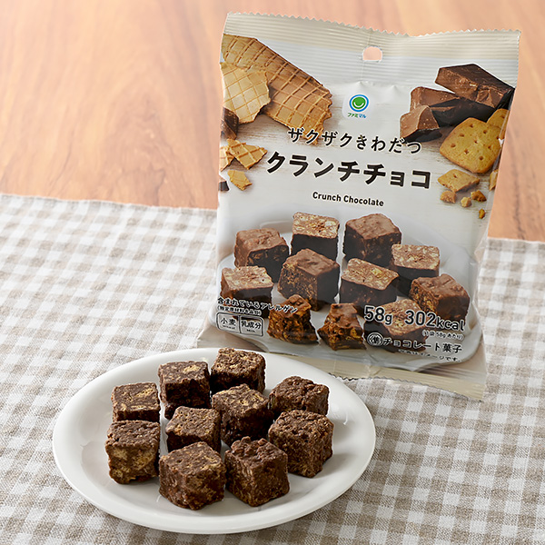 ファミリーマートのザクザクきわだつクランチチョコを比較する。税込価格：178円。食べ応えのある食感を出すために、3種類（堅焼きビスケット、粉砕ビスケット、ワッフルコーン）の素材を使用したザクザク食感が楽しめるクランチチョコレートです。