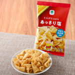 ファミリーマートのとんがりcorn あっさり塩。税込価格：138円。独特の円すい形で、カリッとした食感が特徴です。香ばしいコーンの美味しさが楽しめます。