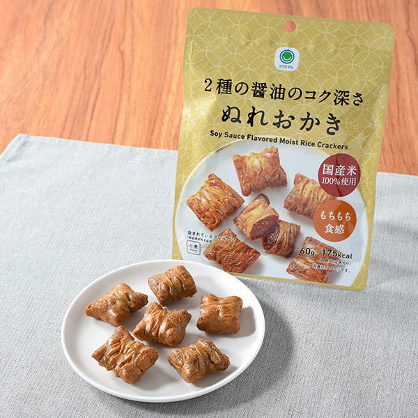 ファミリーマートの2種の醤油のコク深さぬれおかきを比較する。税込価格：150円。国産米を100％使用した、2種の醤油のコク深さともちもち食感のぬれおかきです。