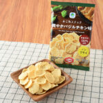 ファミリーマートのおこめスナック爽やかバジルチキン味を比較する。税込価格：160円。国産米粉を100%使用した、バジルチキン味のノンフライで軽やかなおこめスナックです。