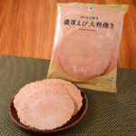 ファミリーマートのみりんの旨み濃厚えび大判焼き。税込価格：138円。みりんとカツオの風味が香る醤油ダレを使用しました。