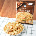 ファミリーマートのサッポロポテトバーべQあじ。税込価格：138円。チキン＆ビーフの肉の旨みがしっかりと詰まった、大人も楽しめる味わいです。
