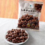 ファミリーマートのサクサクとろけるしみチョココーンを比較する。税込価格：158円。星型のさくさくスナックにチョコをしみこませました。