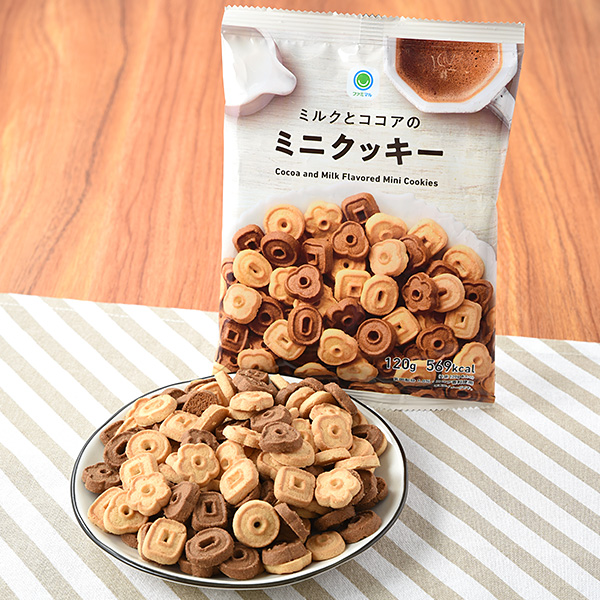 ファミリーマートのミルクとココアのミニクッキーを比較する。税込価格：150円。ミルク味とココア味の2色のクッキーです。