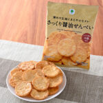 ファミリーマートの薄めの生地にまろやかなタレさっくり醤油せんべい。税込価格：138円。醤油タレにヒゲタ醤油本膳を使用した、薄めの生地を醤油タレで味付けしたさっくりとした醤油せんべいです。
