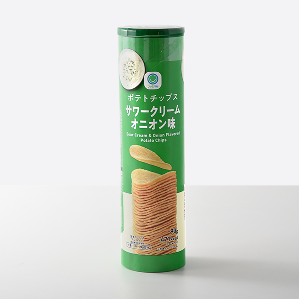 ポテトチップスサワークリームオニオン味 ファミリーマート まろやかな酸味とコクのあるサワークリーム風味にオニオンを合わせ、後引くおいしさに仕上げたポテトチップスです。